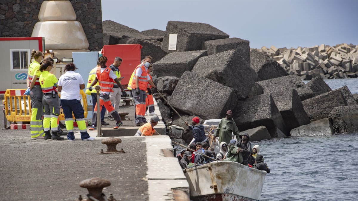 Un cayuco a su llegada al puerto de La Restinga, en El Hierro.