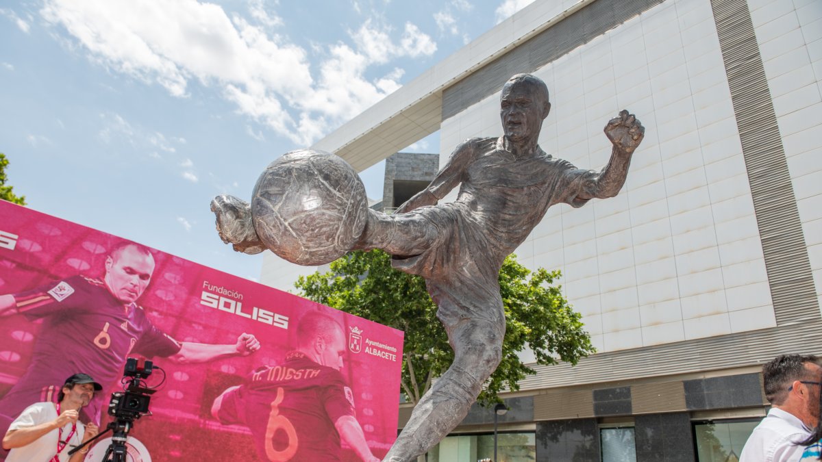 Inauguración de la escultura en homenaje a Andrés Iniesta, el pasado mes de junio en Albacete.