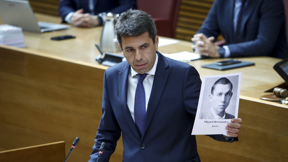 El 'president' Carlos Mazón muestra una imagen de Miguel Hernández en el pleno de Les Corts