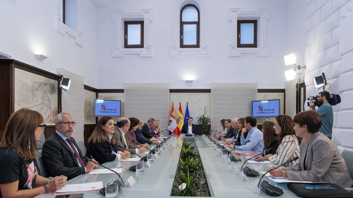 Alfonso Fernández Mañueco durante su reunión con representantes del Tercer Sector Social.