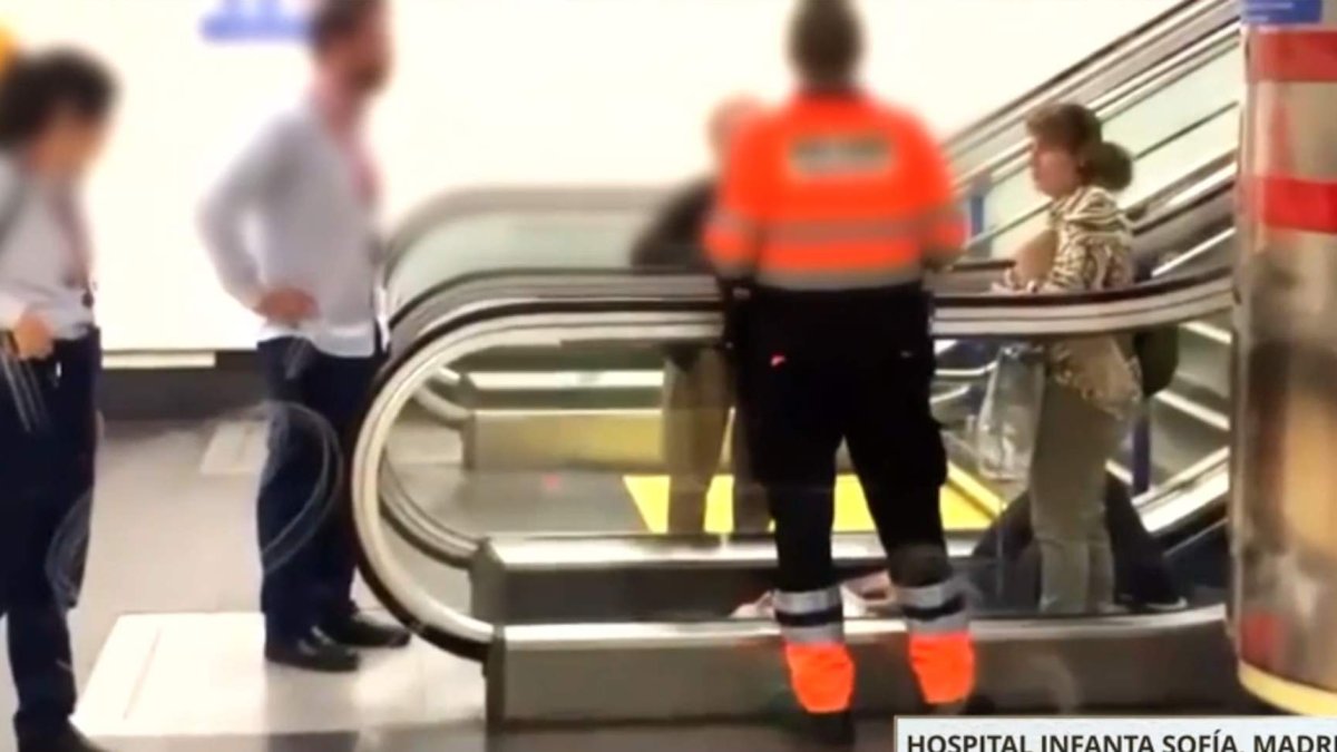 José Ortega Cano tumbado en el suelo del metro tras la avalancha humana que sufrió en el Metro de Madrid.