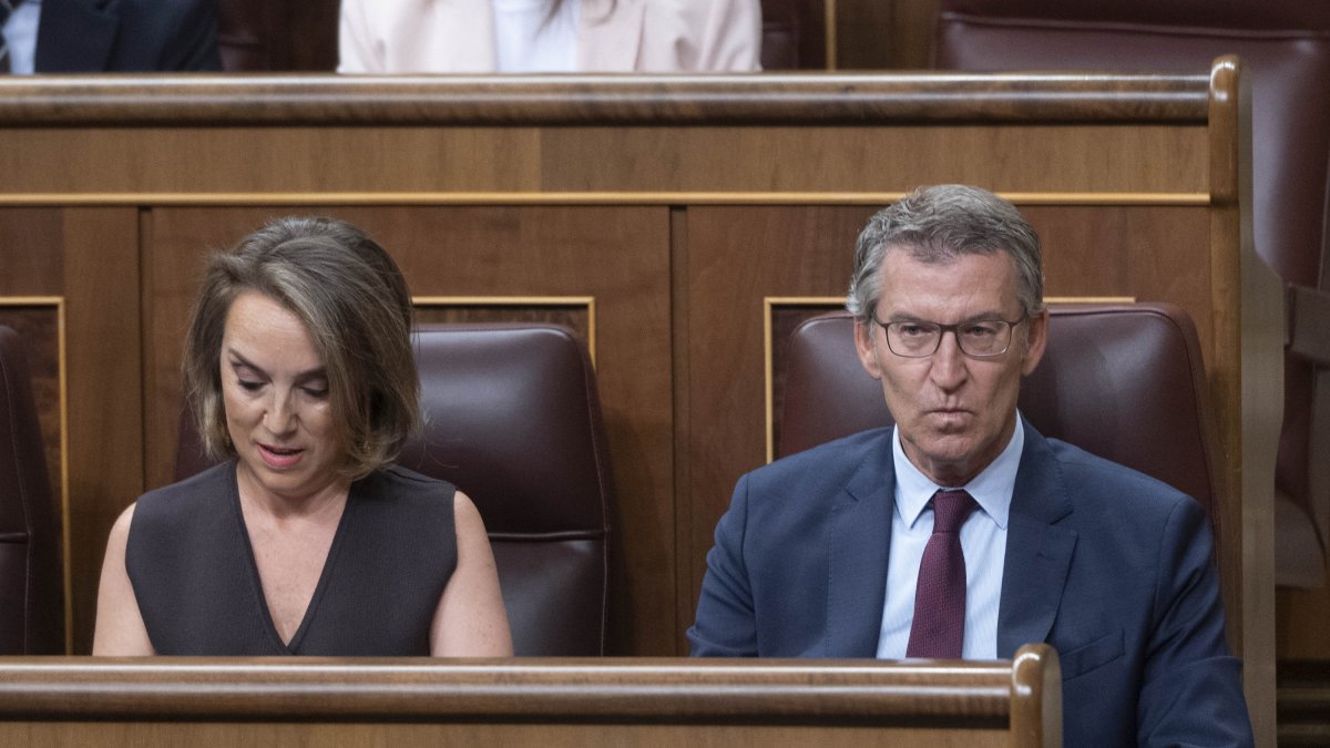 La secretaria general del PP, Cuca Gamarra y el presidente del PP, Alberto Núñez Feijóó.