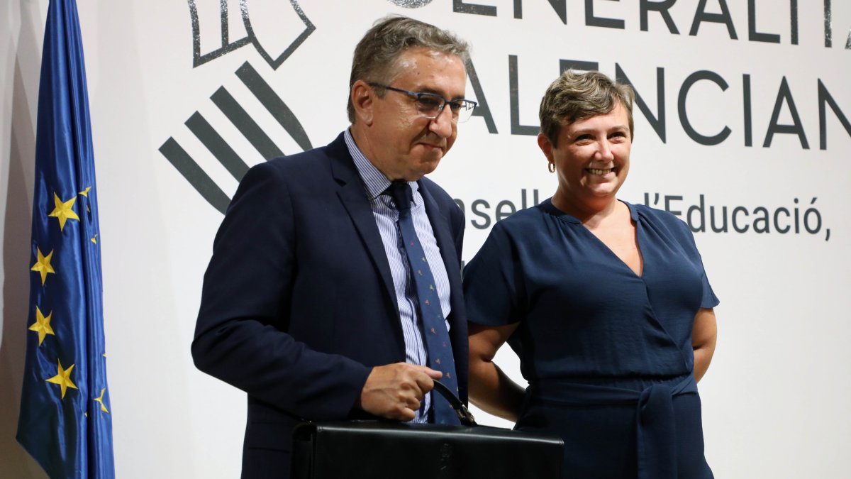 El nuevo conseller de Educación, Universidades y Empleo de la Generalitat Valenciana, José Antonio Rovira, recibe la cartera de manos de su predecesora en el cargo, Raquel Tamarit