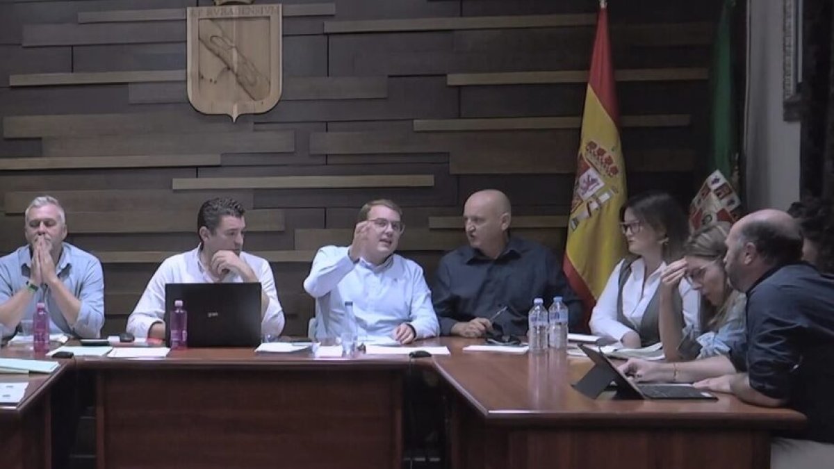 Imagen del pleno en el ayuntamiento de Rus, Jaén.