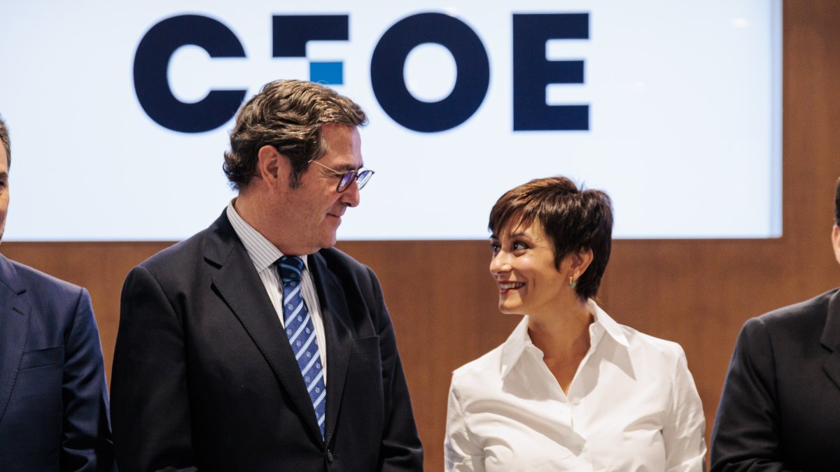 La ministra de Vivienda, Isabel Rodríguez, junto al presidente de la CEOE, Antonio Garamendi.