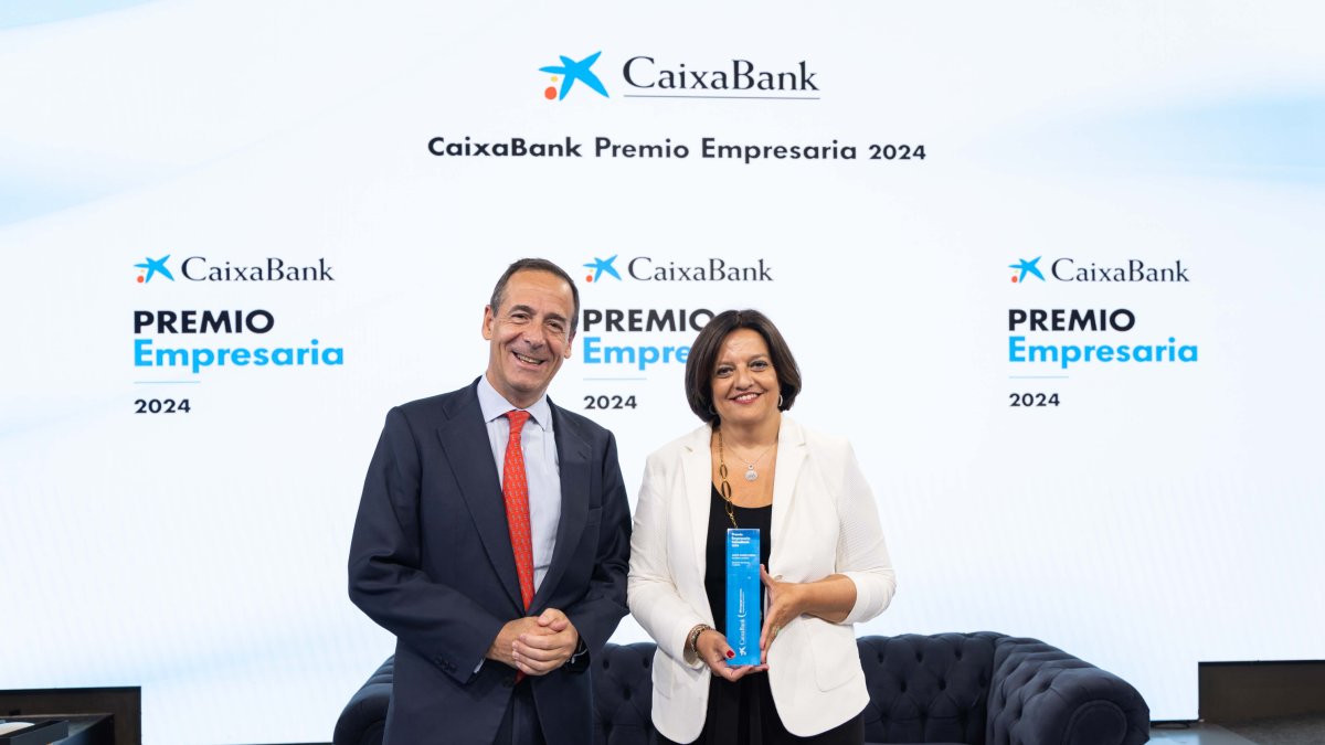 El consejero delegado de CaixaBank, Gonzalo Gortázar, y la CEO de Frit Ravich, Judith Viader, ganadora ‘CaixaBank Premio Empresaria’ 2024.