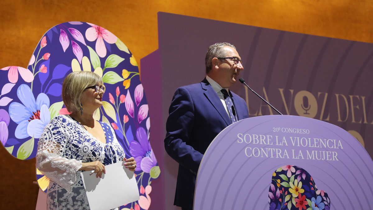 Pérez inaugurando el XX Congreso sobre la Violencia contra la Mujer