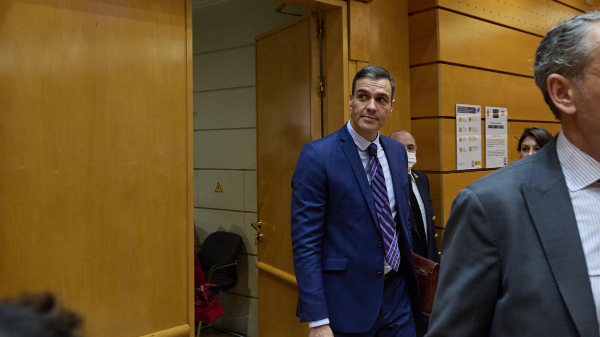 (Foto de ARCHIVO)
El presidente del Gobierno, Pedro Sánchez, a su llegada a una sesión de control al Gobierno en el Senado, a 21 de diciembre de 2022, en Madrid (España).  El presidente del Gobierno, Pedro Sánchez, y el líder del PP, Alberto Núñez Feijóo, celebran este miércoles su último cara a cara del año en el Pleno del Senado en un clima de tensión y crisis institucional tras la decisión del Tribunal Constitucional de paralizar la ley que buscaba renovarlo.

Jesús Hellín / Europa Press
21 DICIEMBRE 2022;SENADO;CARA A CARA;CONTROL AL GOBIERNO;SESIÓN PLENARIA;SENADORES;
21/12/2022