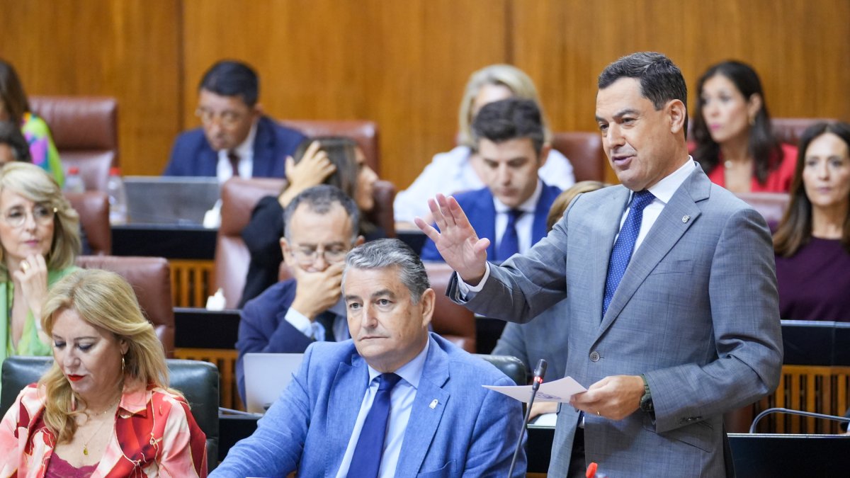 El presidente de la Junta de Andalucía, Juanma Moreno toma la palabra durante la segunda jornada del Pleno del Parlamento andaluz. 
03/10/2024