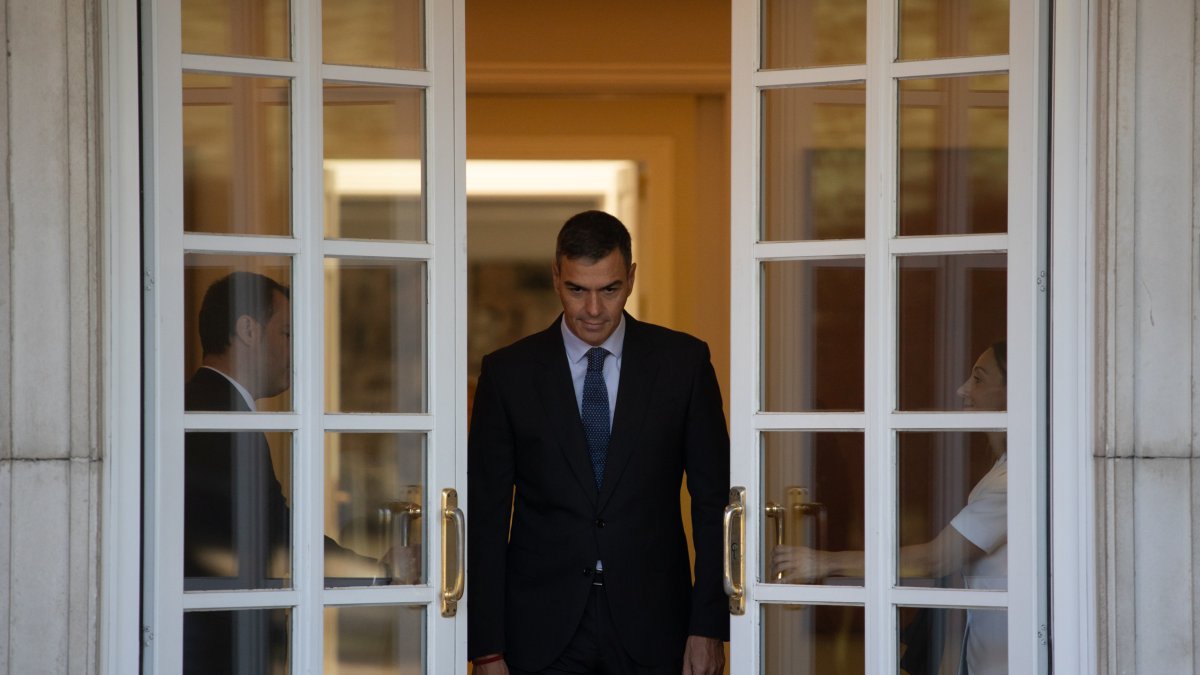 El presidente del Gobierno, Pedro Sánchez, saliendo de las puertas de Moncloa.