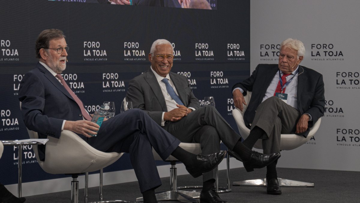 Mariano Rajoy y Felipe González, durante la primera jornada del Foro de La Toja