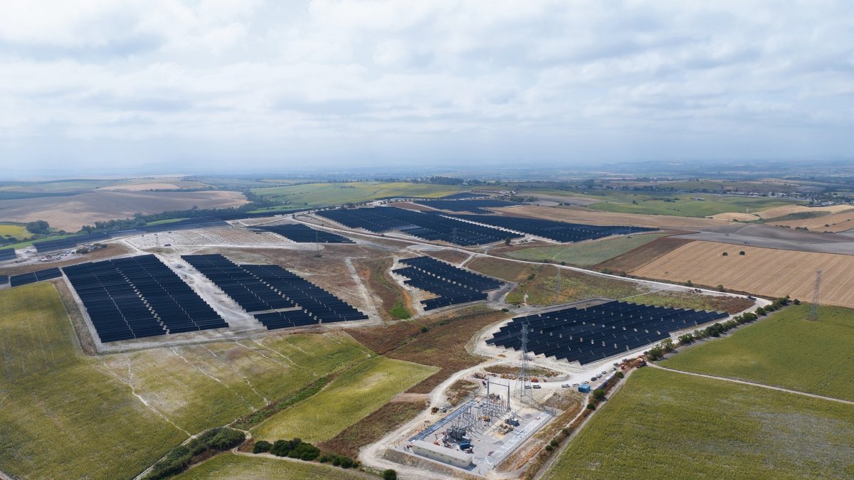 (Foto de ARCHIVO)
Vista aérea de la planta solar fotovoltaica de El Rancho en el término municipal de Jerez de la Frontera (Cádiz).

REMITIDA / HANDOUT por STATKRAFT
Fotografía remitida a medios de comunicación exclusivamente para ilustrar la noticia a la que hace referencia la imagen, y citando la procedencia de la imagen en la firma
19/9/2024