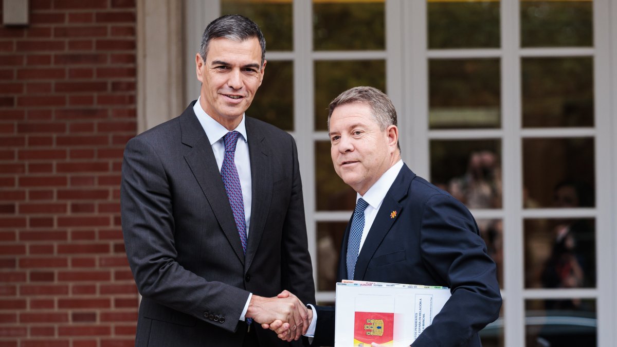 El presidente del Gobierno, Pedro Sánchez, durante su reunión con el presidente de Castilla-La Mancha, Emiliano García-Page.