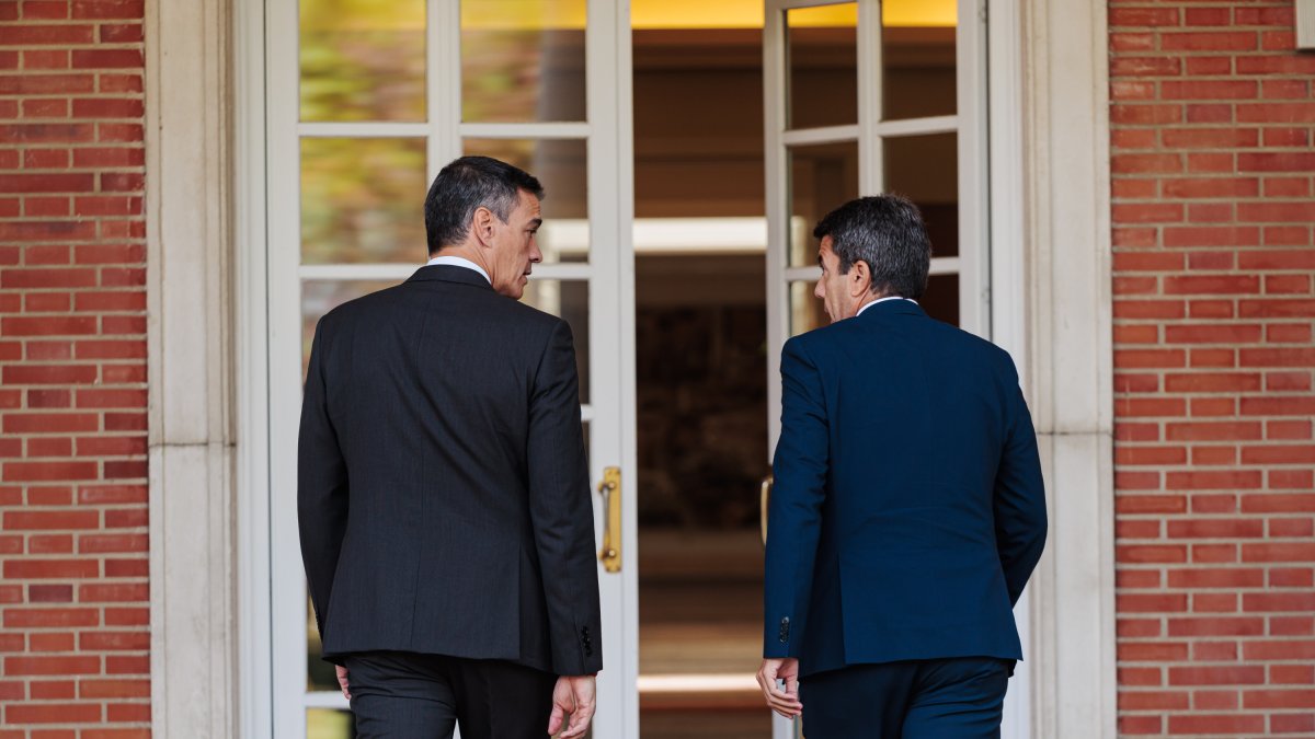 El presidente del Gobierno, Pedro Sánchez (i), durante su reunión con el presidente de la Comunitat Valenciana, Carlos Mazón (d), en el Complejo de La Moncloa, a 4 de octubre de 2024, en Madrid (España). Estas reuniones se enmarcan en la ronda que suele hacer el jefe del Ejecutivo tras las elecciones autonómicas. Sánchez se reúne hoy además con el presidente de la Región de Murcia, y el presidente de Castilla-La Mancha.

Carlos Luján / Europa Press
04 OCTUBRE 2024;REUNIÓN;COMUNIDAD VALENCIANA;CCAA;PRESIDENTE;ELECCIONES
04/10/2024