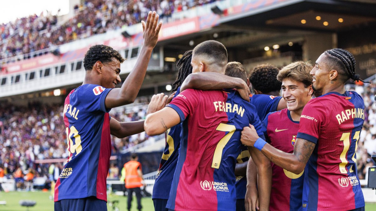 Los futbolistas del Barcelona celebran un gol.