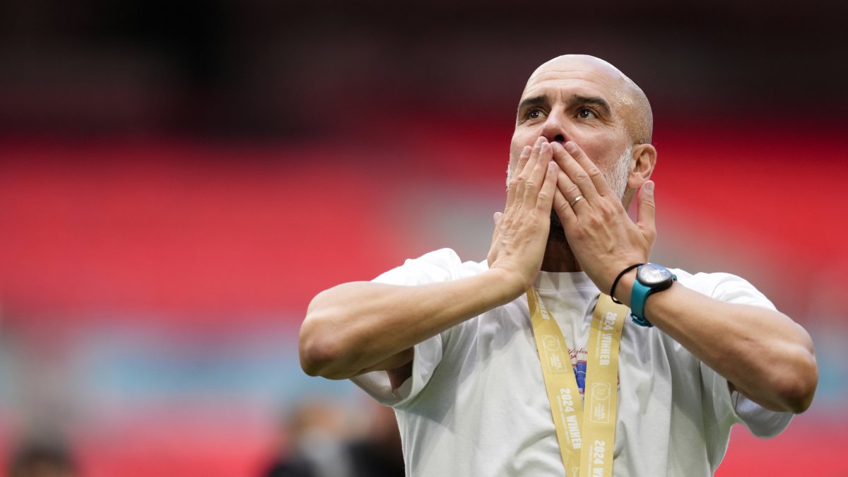 Pep Guardiola, tras ganar un título con el Manchester City.