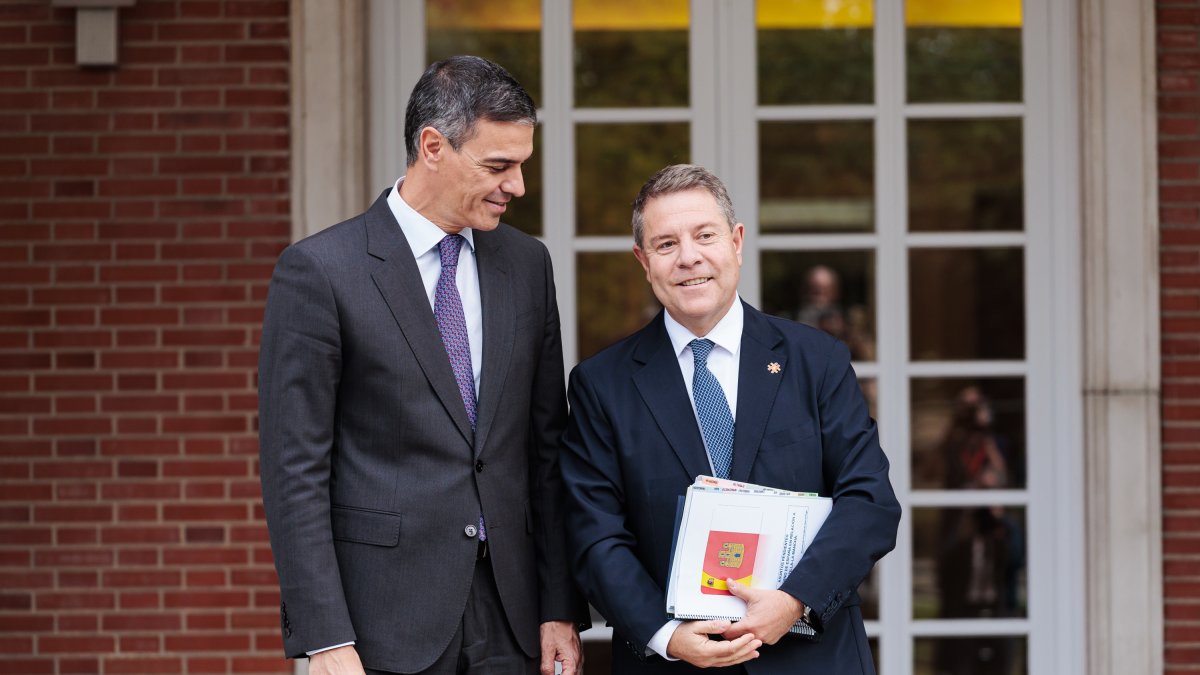 El presidente del Gobierno, Pedro Sánchez (i), durante su reunión con el presidente de Castilla-La Mancha, Emiliano García-Page (d), en el Complejo de La Moncloa, a 4 de octubre de 2024, en Madrid (España). Estas reuniones se enmarcan en la ronda que suele hacer el jefe del Ejecutivo tras las elecciones autonómicas. Además de con el presidente de Castilla-La Mancha, el presidente del Ejecutivo se ha reunido hoy con el presidente de la Región de Murcia y el presidente de la Comunitat Valenciana.

Carlos Luján / Europa Press
04 OCTUBRE 2024;REUNIÓN;SÁNCHEZ;PRESIDENTE;CCAA;CASTILLA-LA MANCHA;CLM
04/10/2024