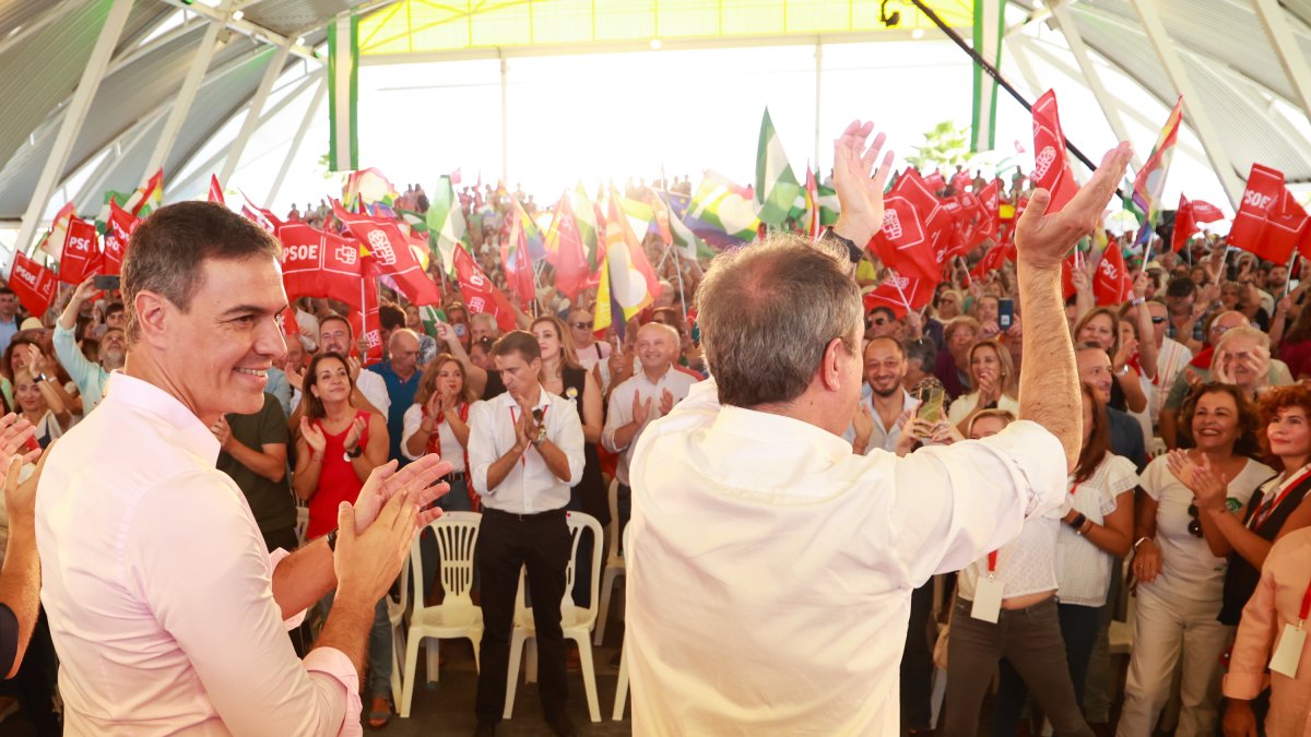 El presidente del Gobierno de España y secretario general del PSOE, Pedro Sánchez, junto a el secretario general del PSOE de Andalucía, Juan Espadas, en una imagen de archivo.