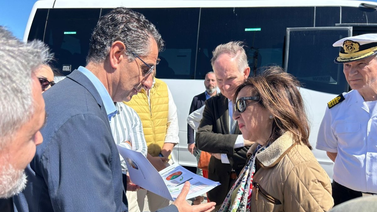 El alcalde de Barbate (Cádiz), Miguel Molina (Andalucía Por Sí), en una imagen de archivo, entrega a la ministra de Defensa, Margarita Robles, el Plan de Singularidad del municipio en un encuentro forzado.