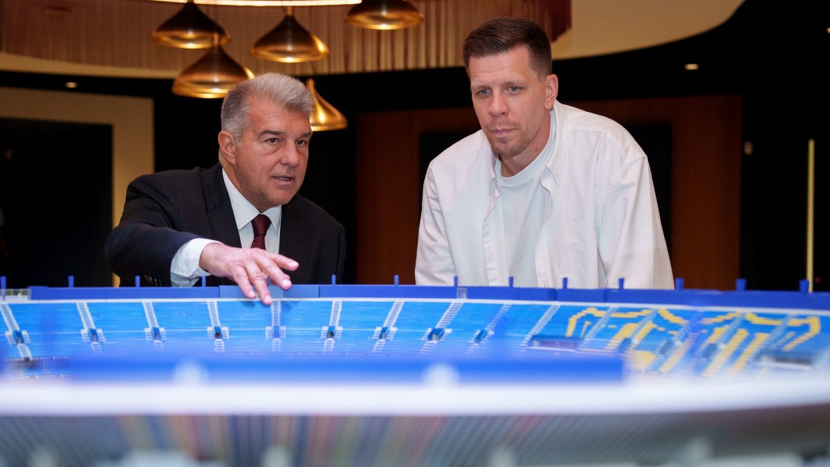 El presidente del FC Barcelona, Joan Laporta, enseña la maqueta del nuevo Spotify Camp Nou al portero polaco Wojciech Szczesny.