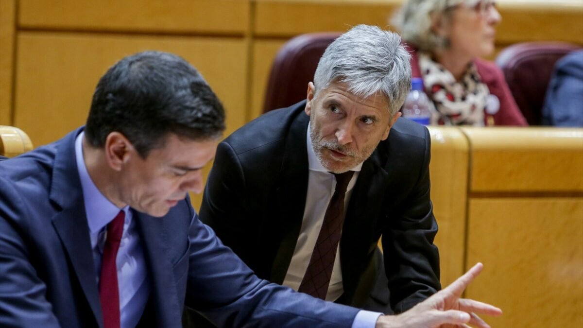 El presidente del Gobierno, Pedro Sánchez (i), habla con el ministro de Interior, Fernando Grande-Marlaska (d).