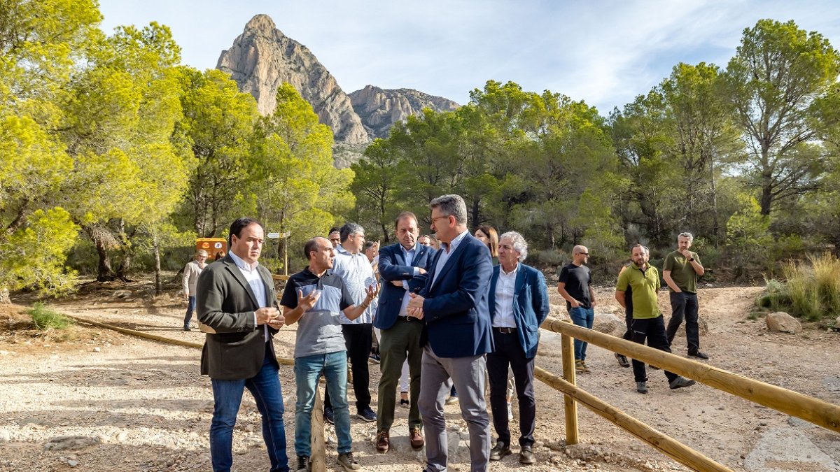 Finestrat. Visita del CONSELLER DE MEDIO AMBIENTE, AGUA, INFRAESTRUCTURA Y TERRITORIO, VICENTE MARTÍNEZ MUS al Puig Campana