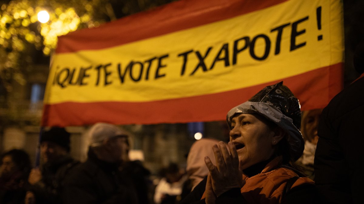 Pancarta en las protestas frente a la sede del PSOE, en Ferraz.