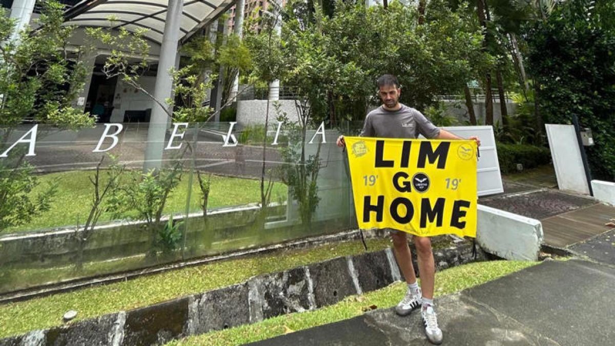 Dani Cuesta, en Singapur con su bandera contra Peter Lim