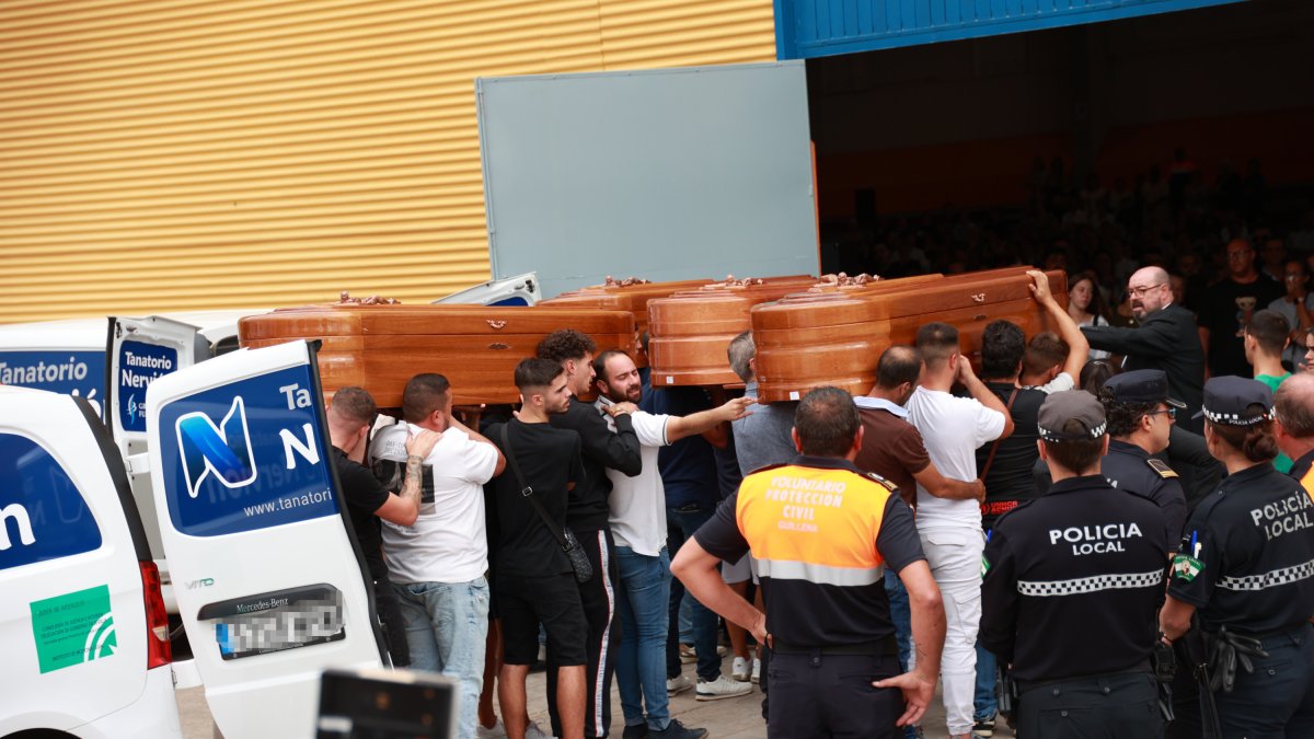 Los féretros de la familia fallecida en un incendio de Guillena, Sevilla.