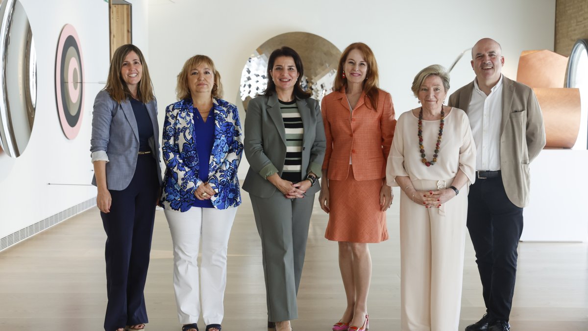 De izquierda a derecha: Ángela Pérez, Laura Lechuga, Hortensia Roig, Gloria Lomana, Ana Lluch y Jordi Nadal