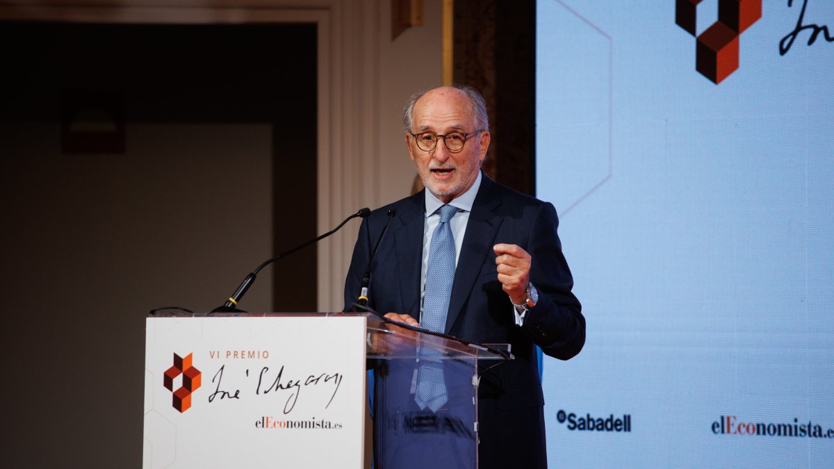 (Foto de ARCHIVO)
El presidente de Repsol, Antonio Brufau, recibe el Premio José Echegaray que concede elEconomista.es, en el Four Seasons Hotel Madrid, a 3 de julio de 2024, en Madrid (España). elEconomista.es concede este premio a aquellas personalidades con proyección internacional que mejor han contribuido a promover el espíritu e ideario liberal en su desempeño profesional.

Alejandro Martínez Vélez / Europa Press
03 JULIO 2024;PREMIO;REPSOL;BRUFAU;MADRID;
03/7/2024