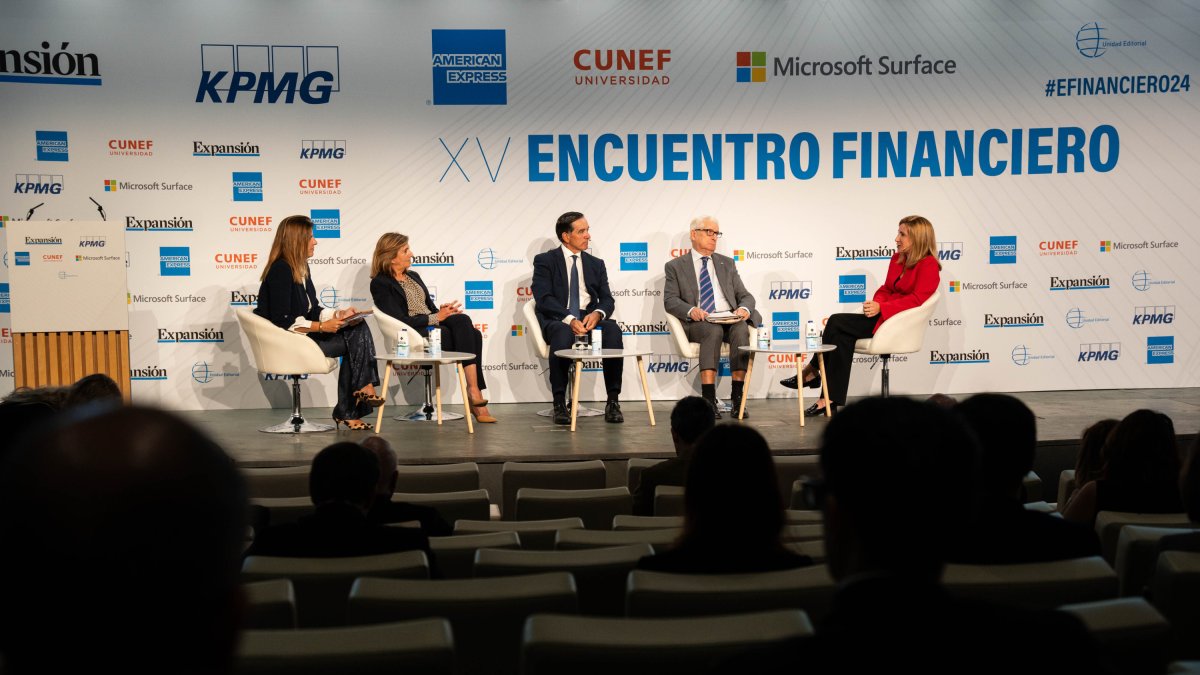 la presidenta de UNESPA, Mirentxu del Valle, el presidente de INVERCO, Angel Martínez Aldama, el presidente de UNAC, Manuel Ruiz Escudero y la presidenta de KPMG, Pilar Galán, durante la segunda jornada del 'XV Encuentro Financiero', organizado por Expansión y KPMG, en el Auditorio de la Fundación Rafael del Pino, a 8 de octubre de 2024, en Madrid (España). Durante el encuentro, participan los líderes de bancos, seguros, gestoras de fondos de inversión y los supervisores y reguladores bancarios para analizar los retos económicos y financieros. En la jornada de hoy, expertos analizan las principales tendencias en el sector asegurador y las claves de futuro de la industria de gestión de activos.

Matias Chiofalo / Europa Press
08 OCTUBRE 2024;JORNADA;ENCUENTRO;KPMG;EXPANSIÓN;FINANCIERO
08/10/2024