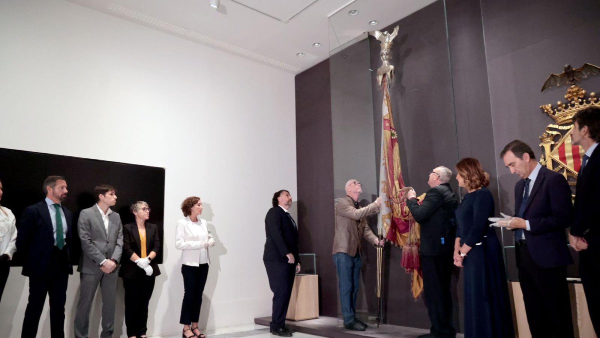 Traslado de la Reial Senyera desde el Museo Histórico Municipal a el Salón de Cristal