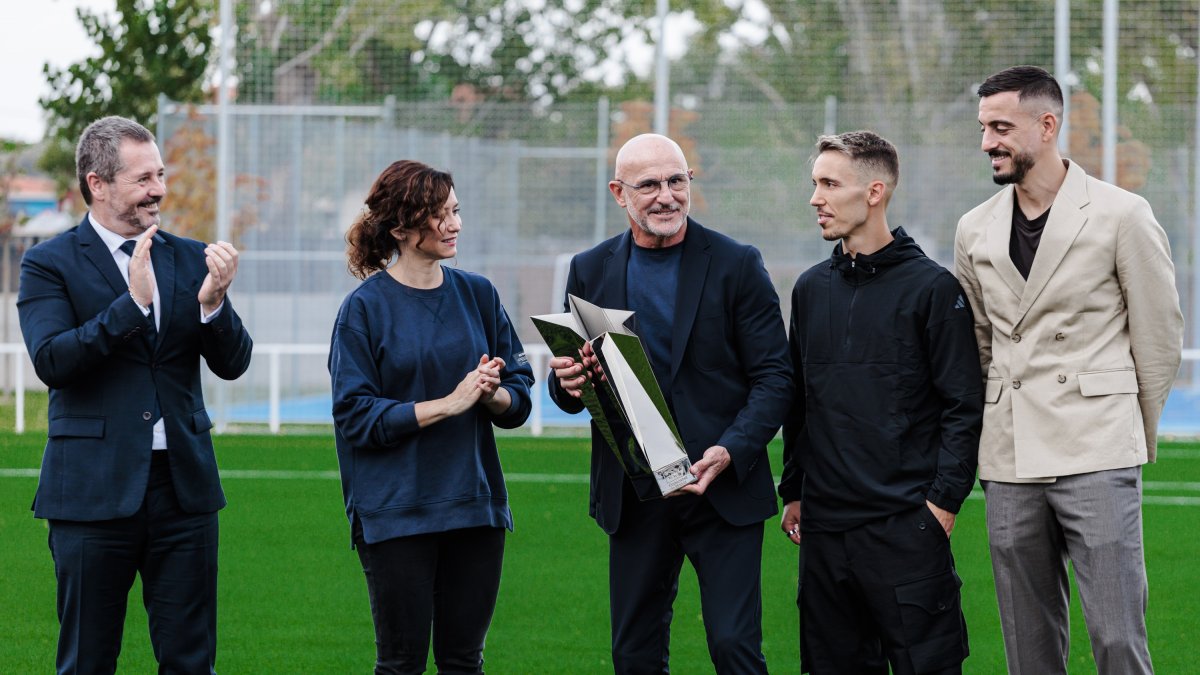 El consejero de Cultura y Deportes, Mariano Paco Serrano, el futbolista del Real Madrid y la selección Española, Joselu, el futbolista del Bayern Leverkusen y de la selección Española, Alejandro Grimaldo y el seleccionador de la Selección Española, Luis d.