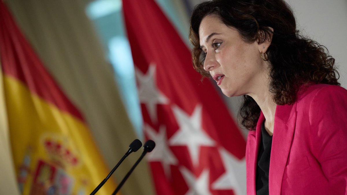 La presidenta de la Comunidad de Madrid, Isabel Díaz Ayuso, protagoniza el Diálogo AmChamSpain, encuentro informativo organizado por la Cámara de Comercio de EE.UU. en España, a 8 de octubre.