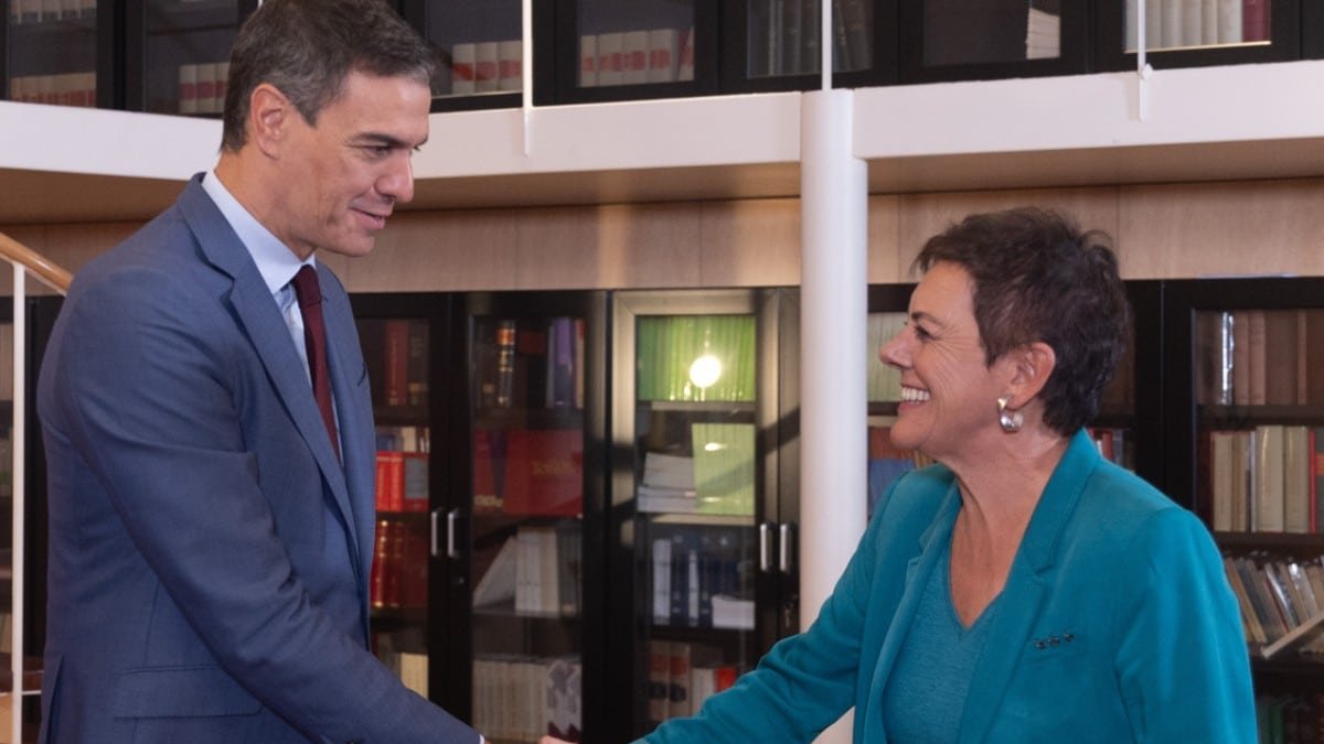 El presidente del Gobierno, Pedro Sánchez, recibe a la portavoz de EH Bildu en el Congreso de los Diputados, Mertxe Aizpurua.