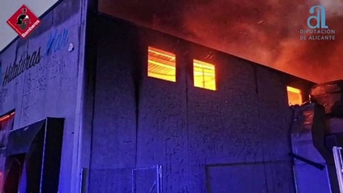 Imágenes del incendio en el municipio alicantino