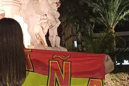 Aficionada española celebrando en la Plaza de los Luceros