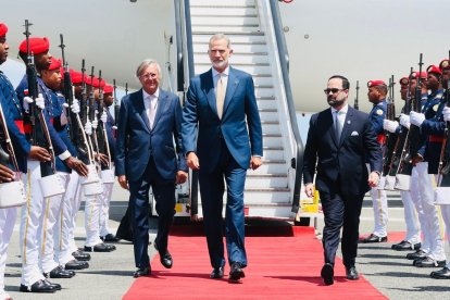 El Rey Felipe VI y el embajador de España en la República Dominicana, Antonio Pérez-Hernández a su llegada al Aeropuerto Internacional Las Américas.