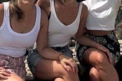 Irene Montero en una foto junto a sus amigas durante las vacaciones.
