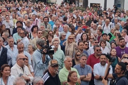 Onubenses en la concentración por las infraestructuras en mayo en la Plaza de las Monjas de Huelva capital.