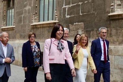 La ministra Diana Morant acompañada de representantes del PSPV en el Gobierno