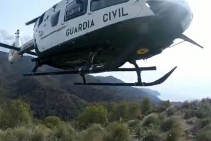 Helicóptero del dispotivo especial de búsqueda

REMITIDA / HANDOUT por GUARDIA CIVIL
Fotografía remitida a medios de comunicación exclusivamente para ilustrar la noticia a la que hace referencia la imagen, y citando la procedencia de la imagen en la firma
22/10/2024