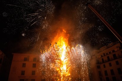 Las Hogueras Oficiales del Ayunntamiento de Alicante durante la nit de la cremà, a 24 de junio de 2024, en Alicante, Comunidad Valenciana (España). Las Hogueras de Alicante 2024 llegan a su fin hoy, jornada en que se celebra la nit de la cremà tras el disparo de la Palmera desde el monte Benacantil. Les fogueres arden durante la noche para dar paso al nuevo ejercicio festero. El Servicio de Prevención, Extinción de Incendios y Salvamento (SPEIS) ha coordinado sus equipos y organizado tres turnos para la cremà de las hogueras.
Joaquín P. Reina / Europa Press
24/6/2024