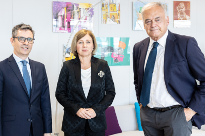 Félix Bolaños, Esteban González Pons y la vicepresidenta de la Comisión Europea, Vera Jourová, momentos antes de su reunión.