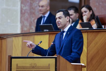 El presidente de la Junta, Juanma Moreno, durante su comparecencia en el Parlamento.