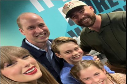 Taylor Swift y Travis Calce selfies junto a la familia real británica