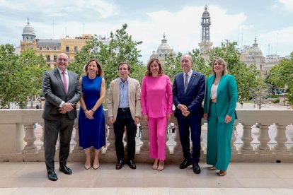 La alcaldesa de València, María José Catalá; el primer edil de Madrid, José Luis Martínez Almeida; el de Málaga, Francisco de la Torre; la alcaldesa de Zaragoza, Natalia Chueca; el alcalde de Valladolid, Jesús Julio Carnero, y la de Cartagena, Noelia Arroyo