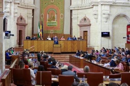 El presidente de la Junta, Juanma Moreno, y la oposición en el pleno del Parlamento.