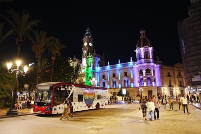 Fachada del Ayuntamiento con la bandera LGTBIQ+